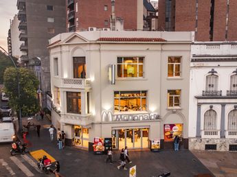 McDonald’s renovó su local de Plaza España en Córdoba: kioscos digitales, QR y atención 24 horas