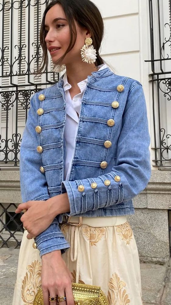 En versión denim, la tendencia se adapta a looks más urbanos y relajados.