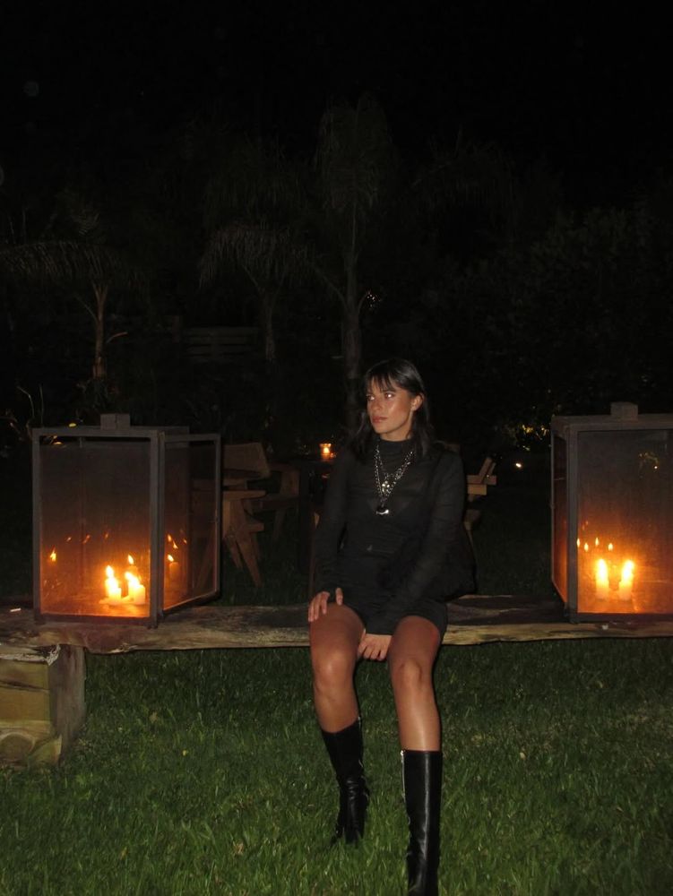 Lola del Carril apostó por un vestido total black de encaje y arrasó con las botas en tendencia