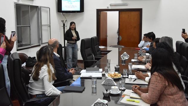 La ingeniera Luciana Pizarro (de pie) subrayó que el proyecto busca instalar una mirada integral sobre el uso del agua y fomentar su reutilización en el ámbito industrial.