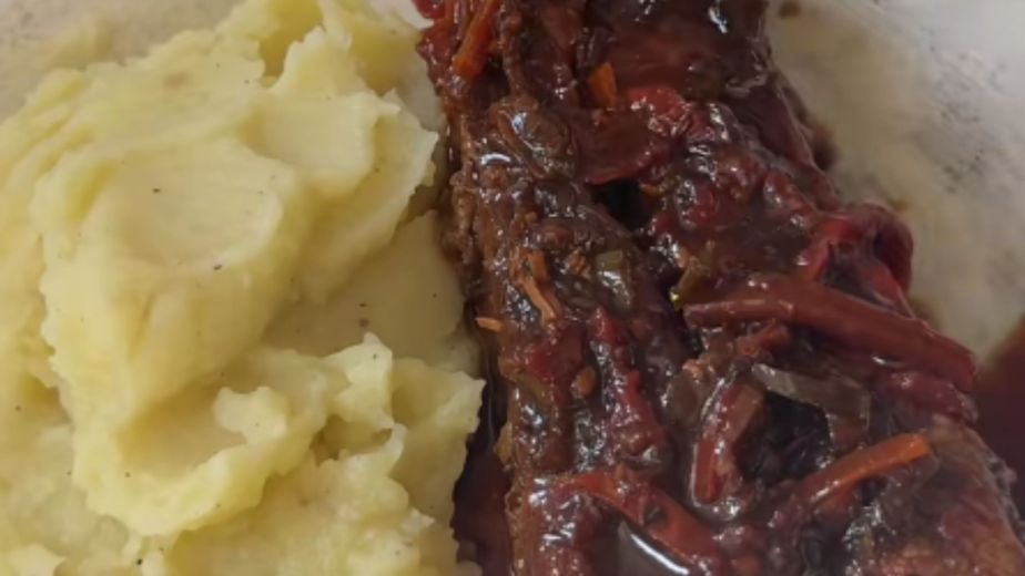 Asado al horno: el truco del vino blanco para que quede súper tierno