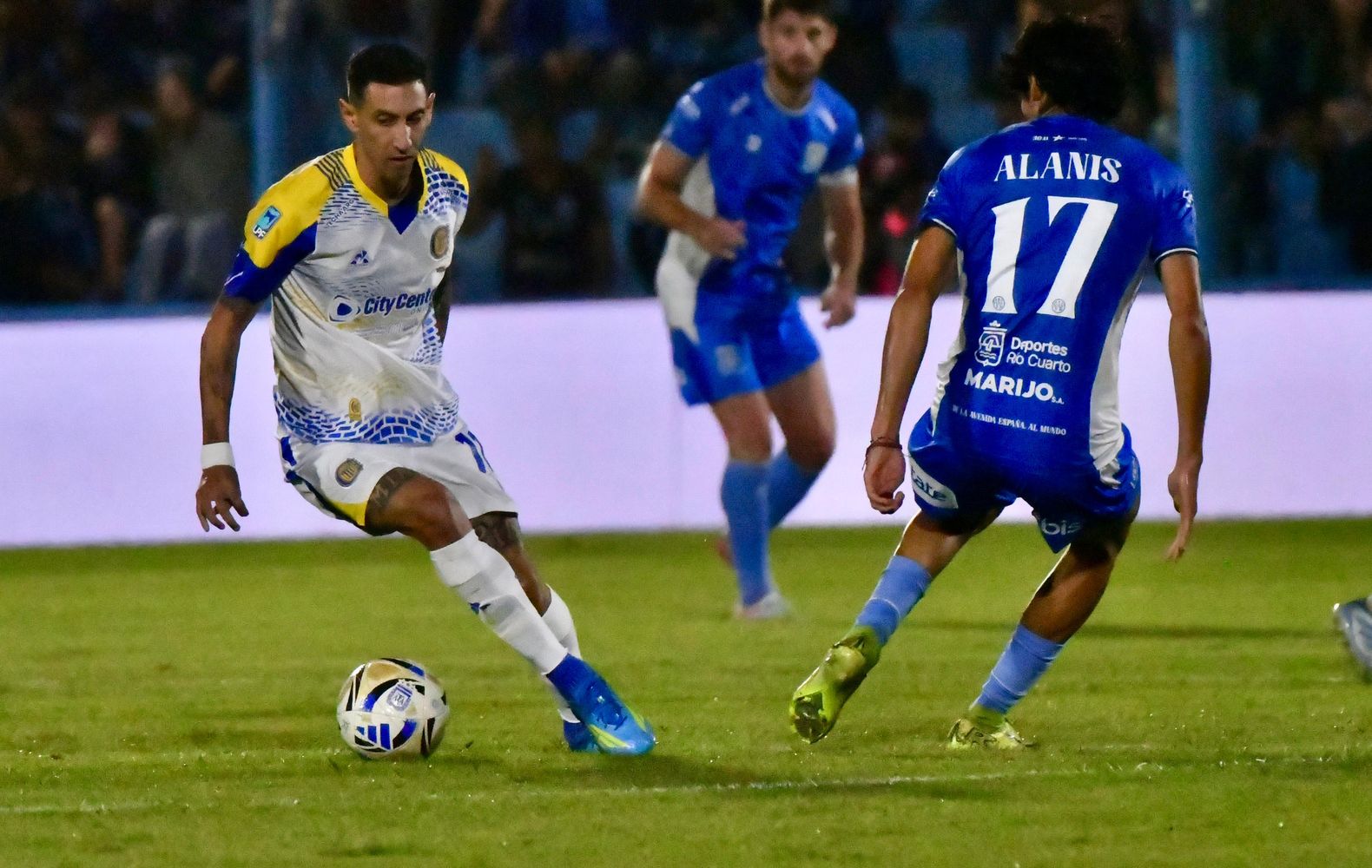 "El Fideo" Ángel Di María entró desd el banco en la visita de Rosario Central a Estudiantes de Río Cuarto.
