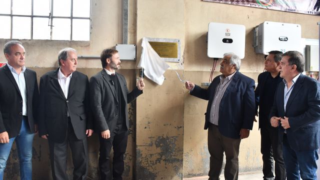 Azcué participó de la inauguración del sistema de generación solar de la Cooperativa Eléctrica de Concordia.