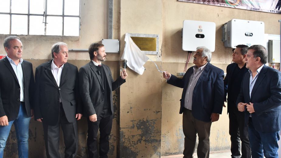 Azcué participó de la inauguración del sistema de generación solar de la Cooperativa Eléctrica de Concordia
