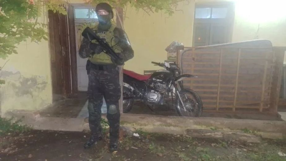 Detuvieron a un hombre en La Falda por venta de drogas y allanaron una vivienda en Huerta Grande