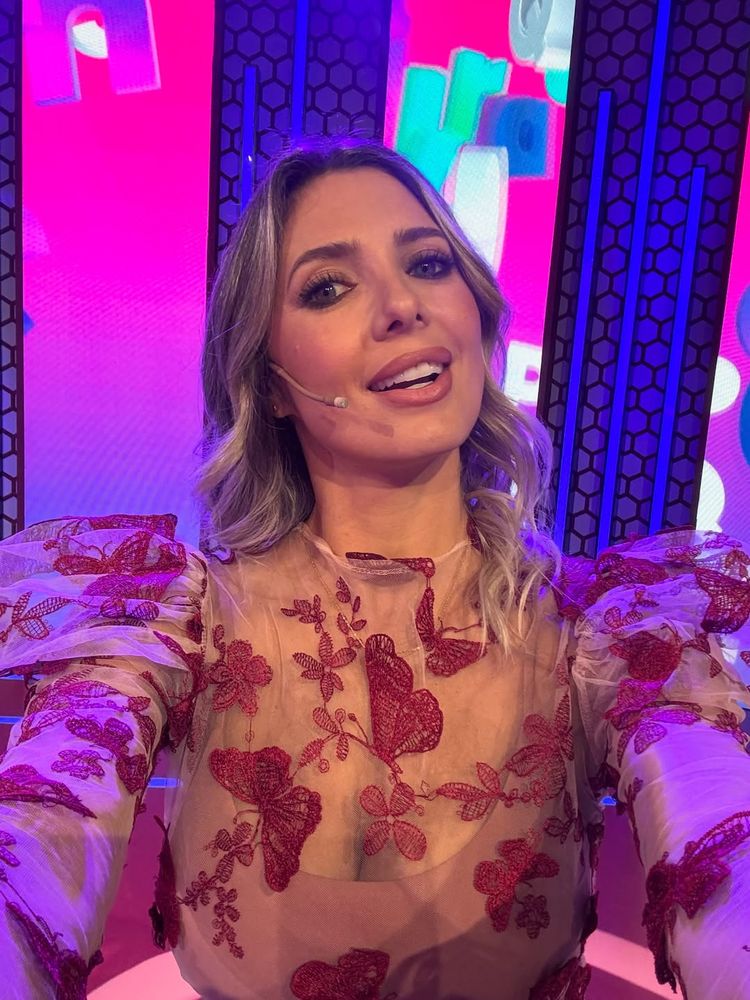 Tamara Bella apostó por un look romántico con una camisa bordada al estilo princesa