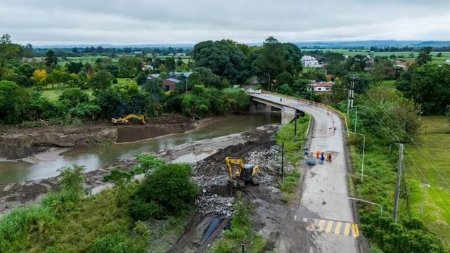 Además de reparar la calzada, la intervención contempla tareas de rectificación y encauce del Río Chirimayo para prevenir anegamientos futuros.