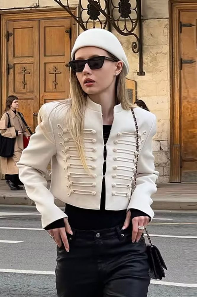 Versátil y protagonista: así se reinventa la chaqueta Napoleón en 2026.