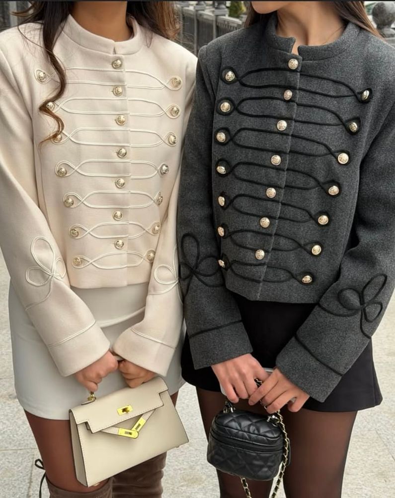 Esta campera es ideal para looks monocromáticos que potencian su impronta dramática.