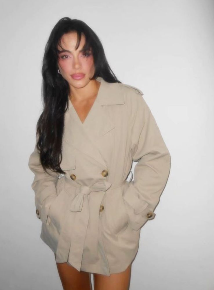 Emilia Attias lució el abrigo de la temporada y dio cátedra de estilo con el look del momento