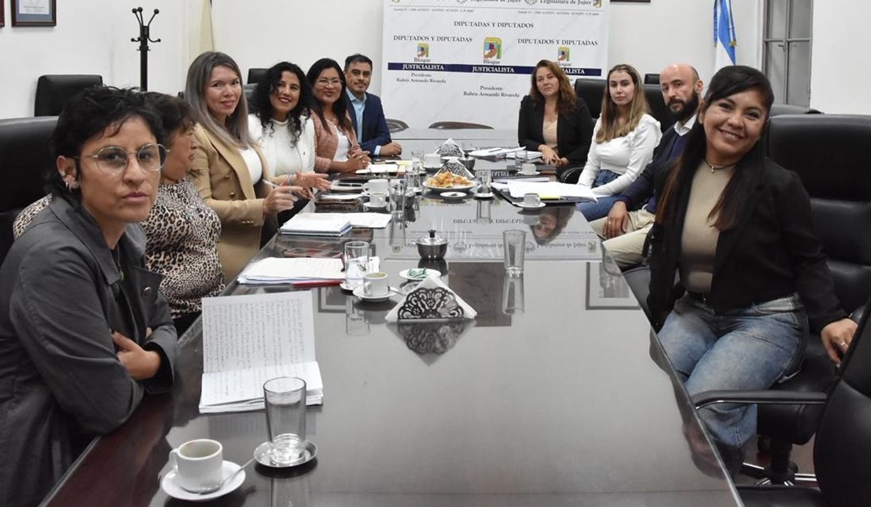 Representantes de todos los bloque parlamentarios asistieron a la reunión con la ingeniera Pizarro, que presentó una propuesta orientada a la reutilización del agua en el ámbito industrial y minero, con el objetivo de optimizar su uso y minimizar su agotamiento.