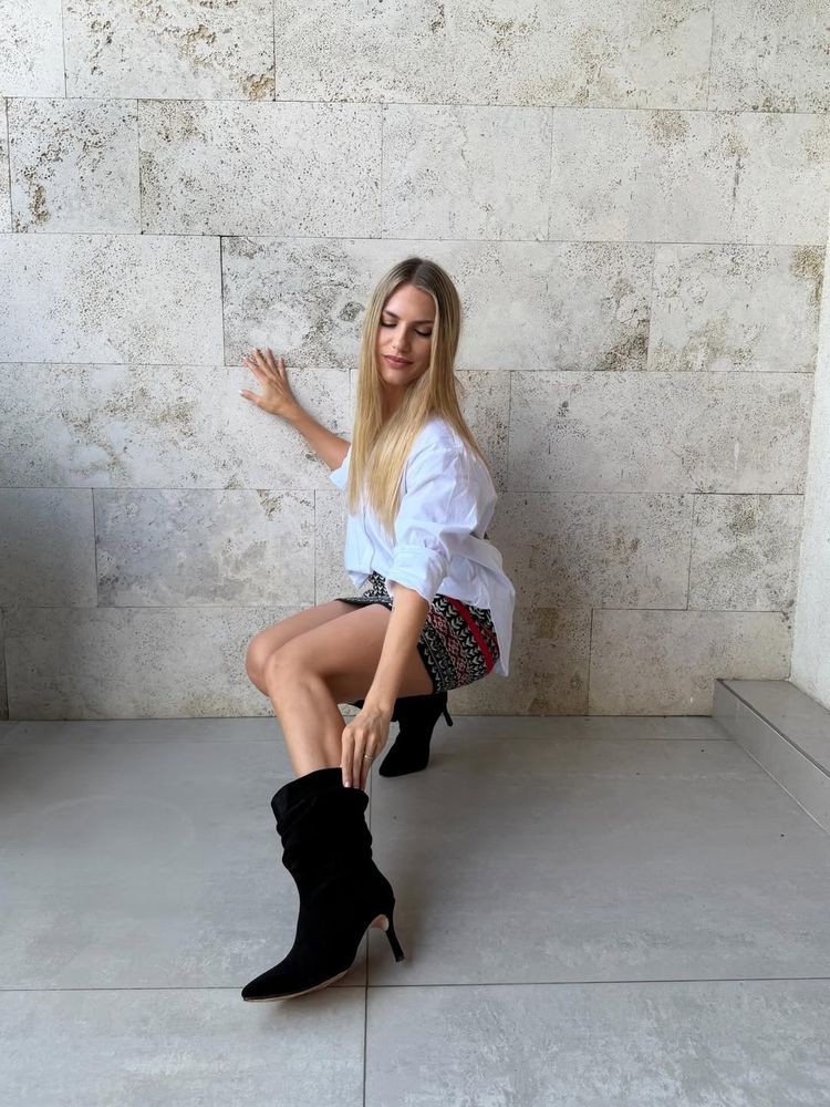 Carolina Oltra inauguró la temporada de botas y dio cátedra de estilo con el look del momento