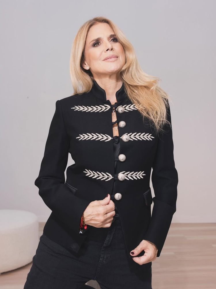 Flavia Palmiero se sumó a la tendencia de la chaqueta militar y deslumbró con el estilo napoleónico de la temporada