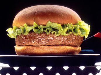 Un nene de 8 años murió tras consumir una hamburguesa en mal estado: el desgarrador testimonio del abuelo