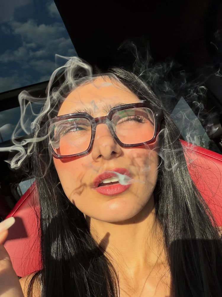 Mia Khalifa mostró su colección de anteojos y marcó tendencia con los looks virales de la temporada