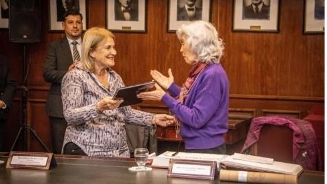 Destacan la trayectoria de una docente de odontología
