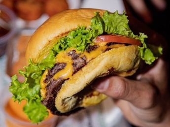 Polémica por Dean & Dennys: una influencer cordobesa evaluó si los combos "valen la pena"