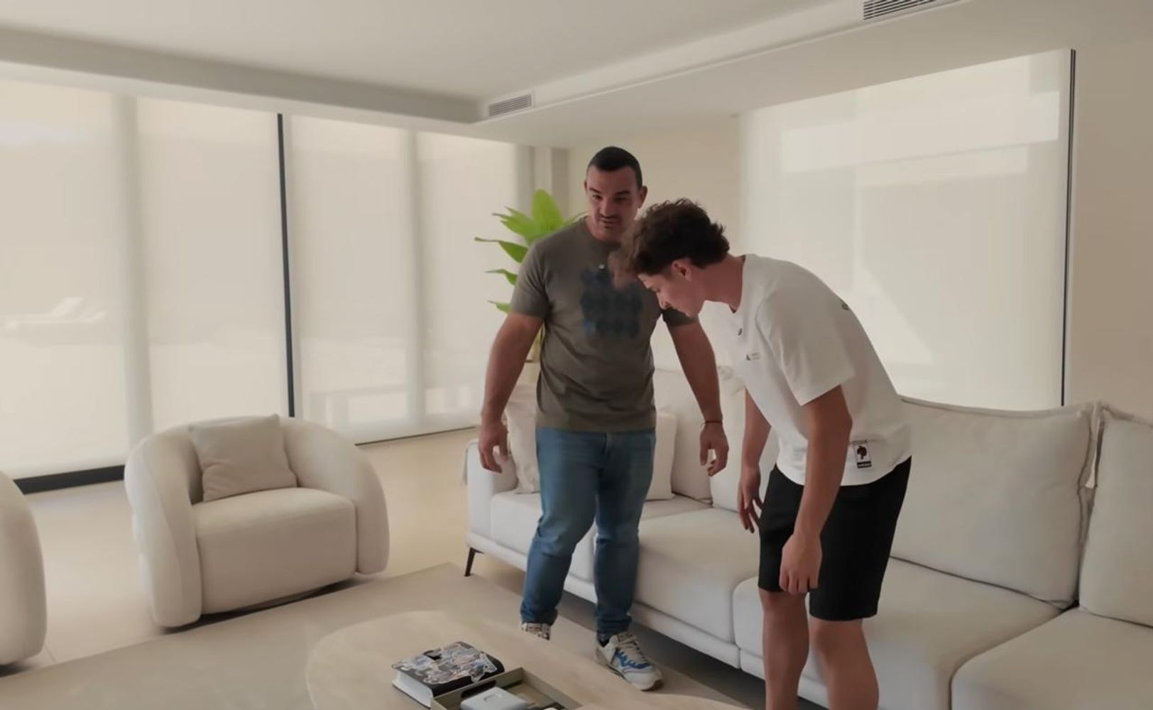 Agustín Creevy en la casa de Julián Álvarez.