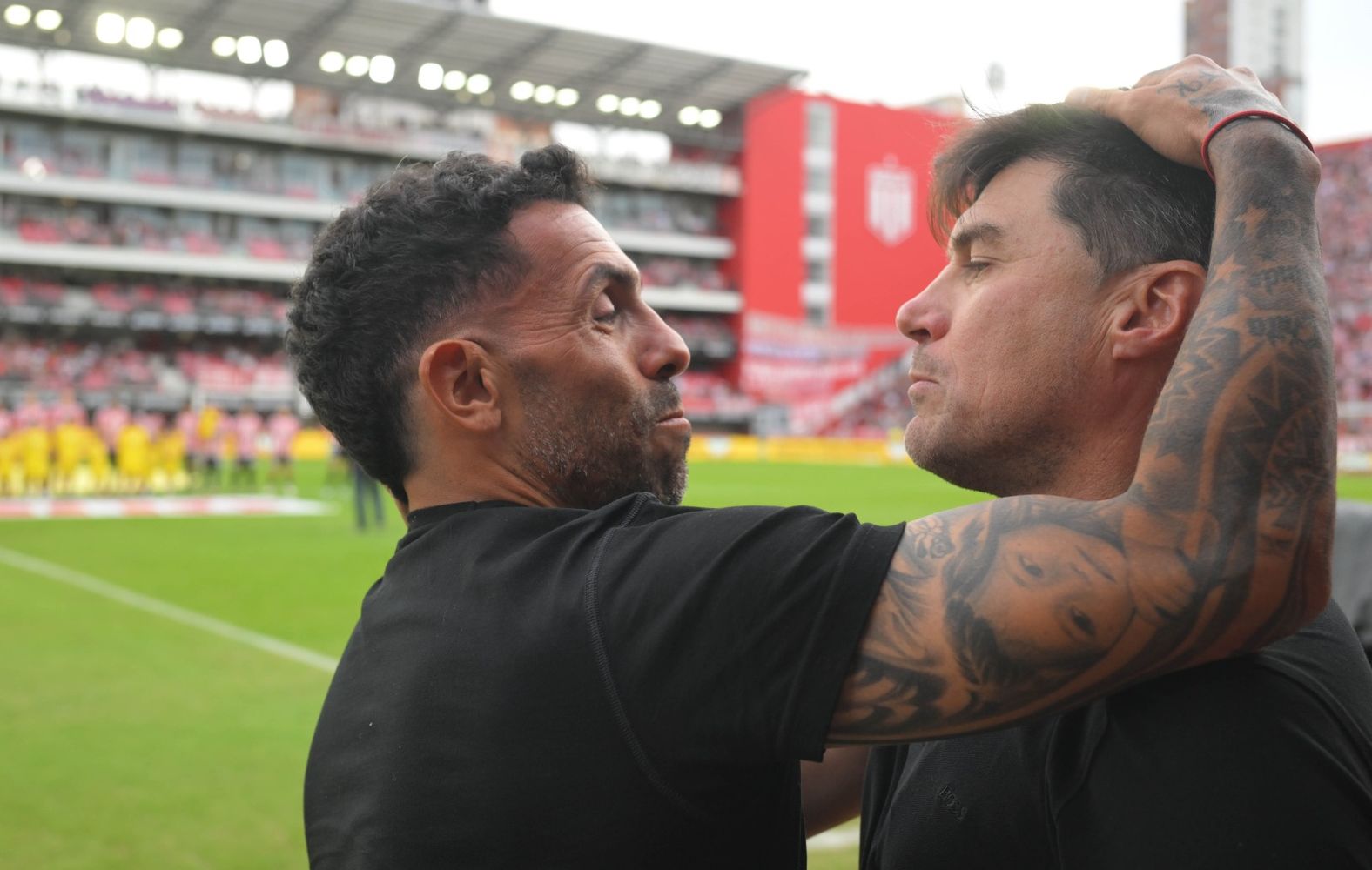 Carlos Tevez y Alexander Medina, en la previa de la visita de Talleres a Estudiantes.