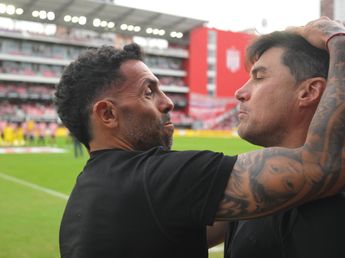 Así fue el reencuentro de jugadores de Talleres con el "Cacique" Medina, y la reacción con Carlos Tevez
