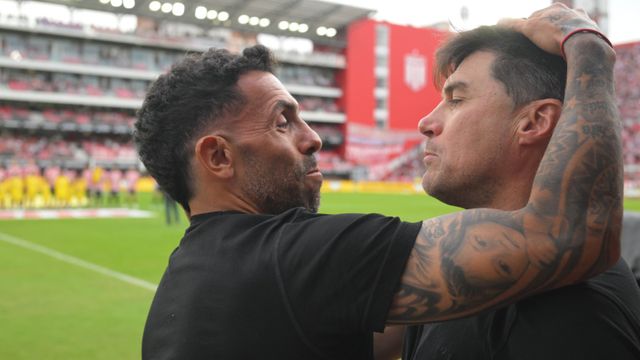 Carlos Tevez y Alexander Medina, en la previa de la visita de Talleres a Estudiantes.