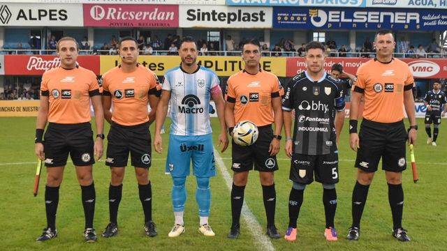 Gimnasia y Esgrima de Jujuy rescató un empate sin goles en Rafaela jugando todo el segundo tiempo con diez hombres, resultado que le permite mantener el liderazgo de la Zona B con 22 puntos en once fechas disputadas.