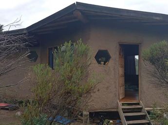 La docente que dejó todo para levantar su casa de barro en Traslasierra