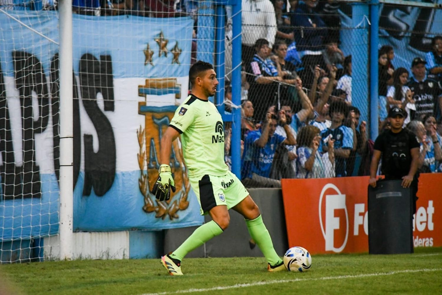 Milton Álvarez fue uno de los grandes protagonistas de la noche en el "Nuevo Monumental": el arquero del "Lobo" respondió con solvencia ante las chances que le crearon y fue clave para sostener el cero en el arco visitante.