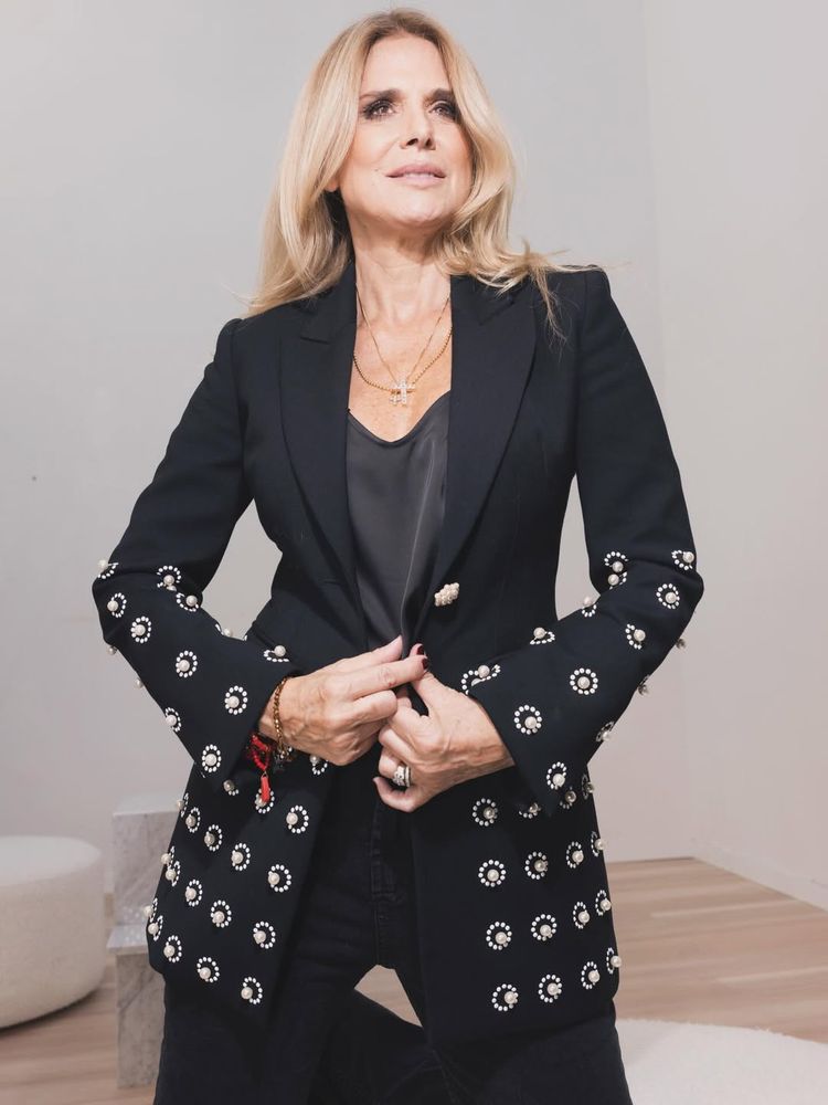 Flavia Palmiero se sumó a la tendencia de la chaqueta militar y deslumbró con el estilo napoleónico de la temporada