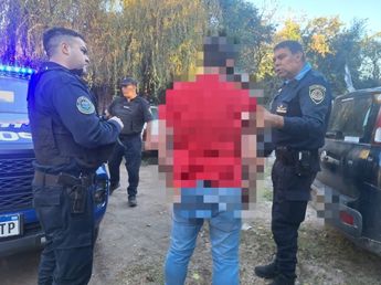 Tensión en Valle Hermoso: cayó un hombre acusado de amenazar vecinos con un rifle desde su auto