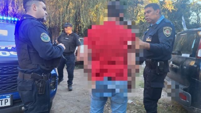 Tensión en Valle Hermoso: cayó un hombre acusado de amenazar vecinos con un rifle desde su auto