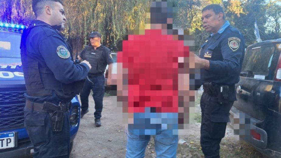 Tensión en Valle Hermoso: cayó un hombre acusado de amenazar vecinos con un rifle desde su auto
