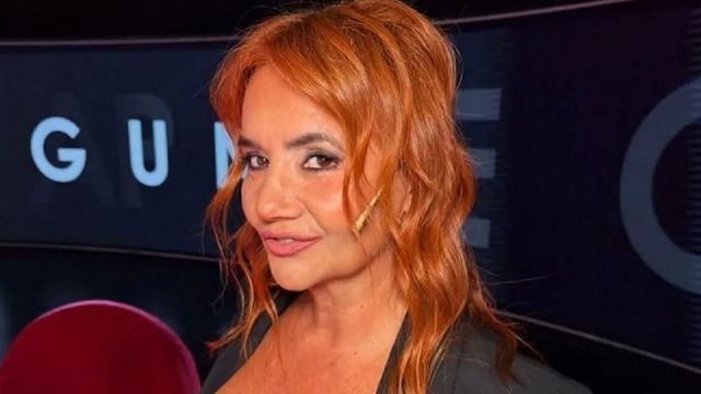 Vestido plisado, estampa abstracta y gargantilla al tono: el sofisticado y brillante look con el que Nancy Pazos cautivó en televisión