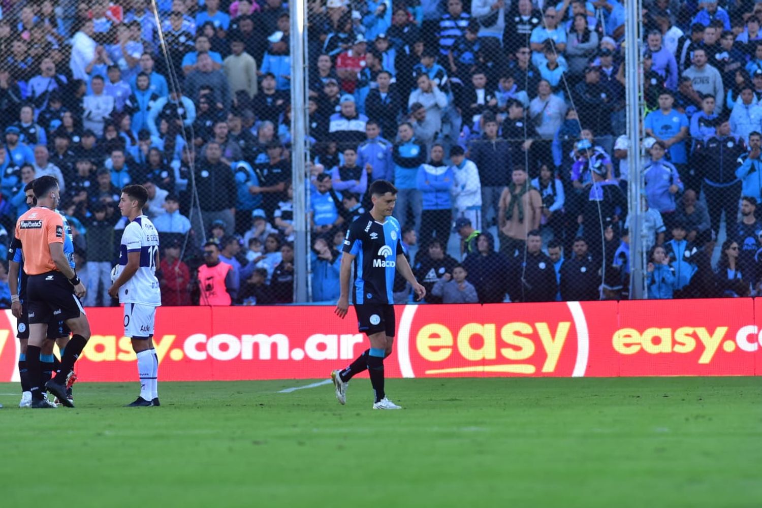 El uruguayo Federico Ricca se fue expulsado en el primer tiempo del Belgrano-Gimnasia.