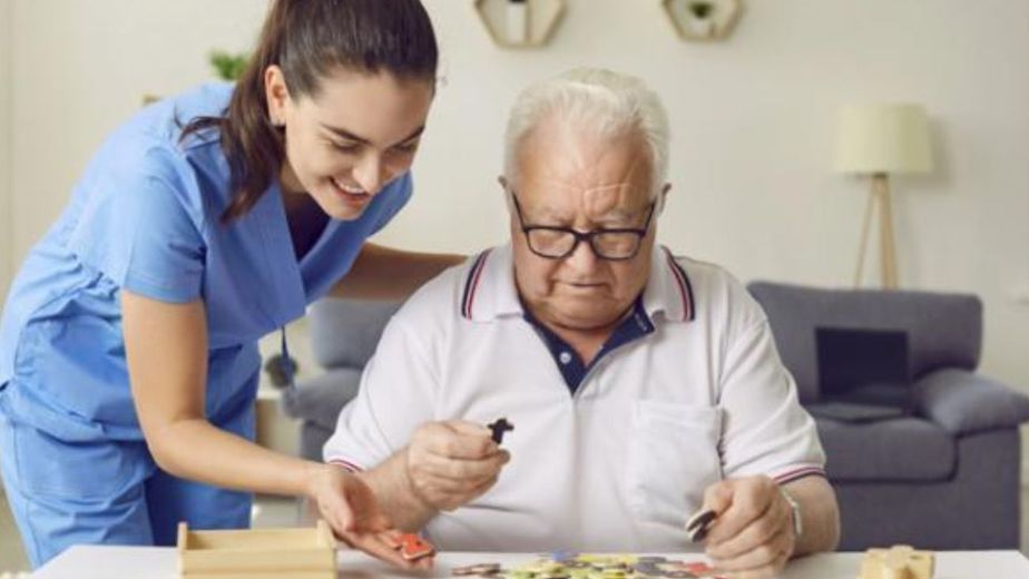 Cinco señales tempranas de deterioro cognitivo después de los 60: cuándo preocuparse y qué hacer