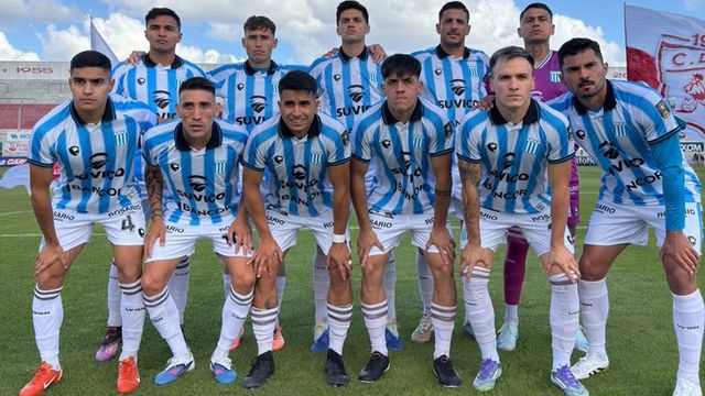 La formación de Racing que empezó ganando ante el líder Morón, pero vuelve sin nada.