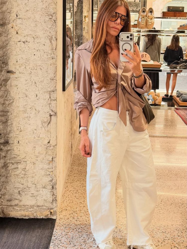 Zulemita Menem jugó fuerte con un look de colores neutros y el accesorio tendencia del otoño
