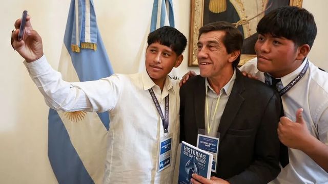 Con un ejemplar de "Historias que dan miedo" en sus manos, el gobernador Carlos Sadir posó para la "selfie" con estudiantes del "Bachi 2" que van a la Feria del Libro.