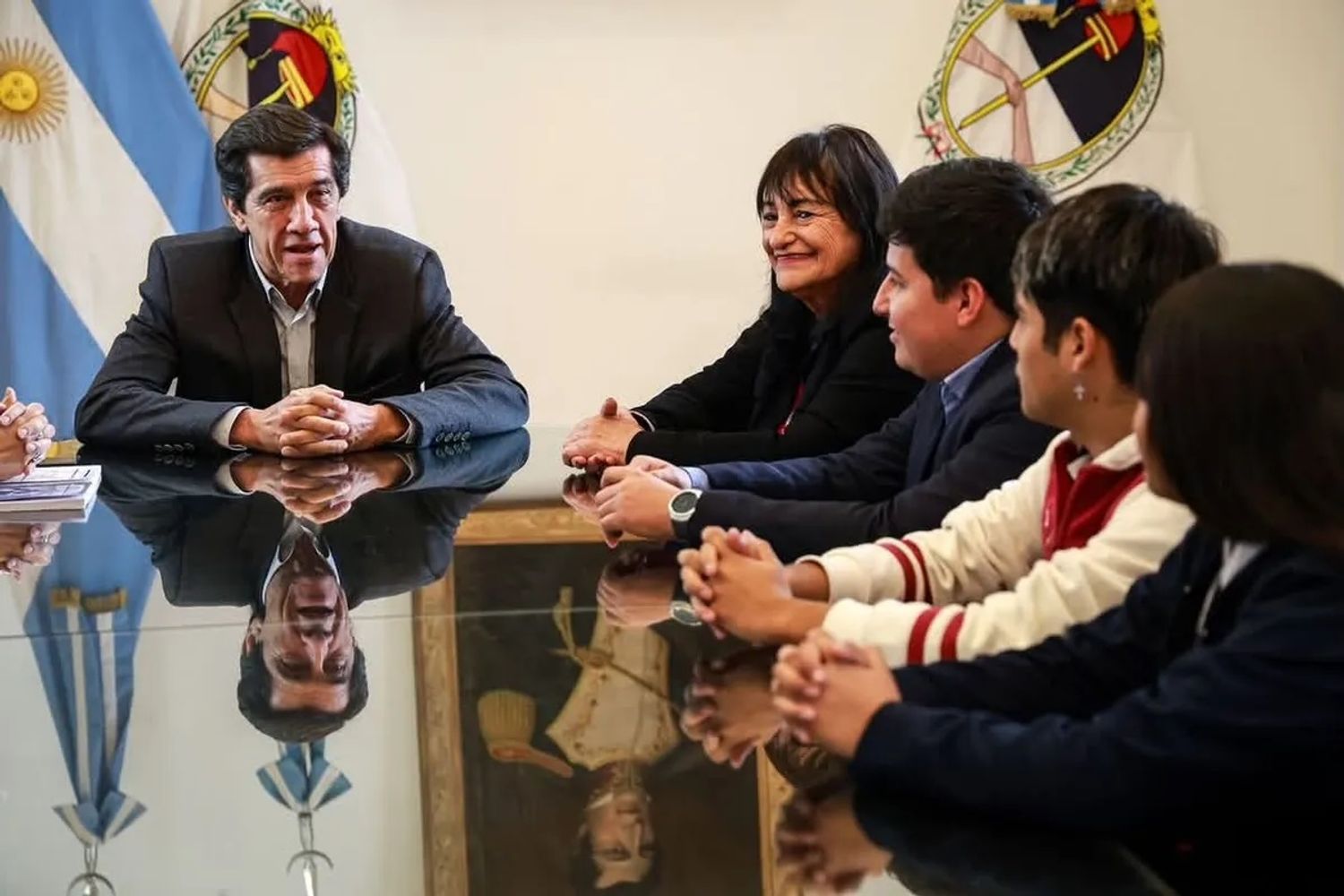 La ministra de Desarrollo Humano, Marta Russo Arriola, también acompañó a los estudiantes en su visita al gobernaor Sadir previo a partir hacia Buenos Aires.