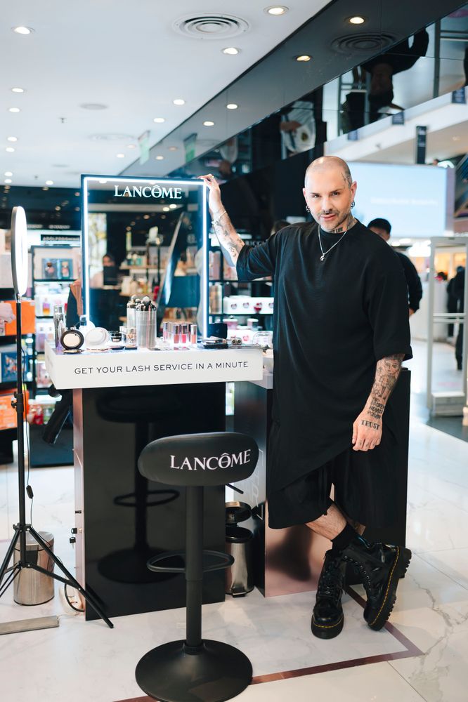 Carlos Solari, makeup artist: Menos productos, pero mejor elegidos, esa es la clave del neceser 2026.