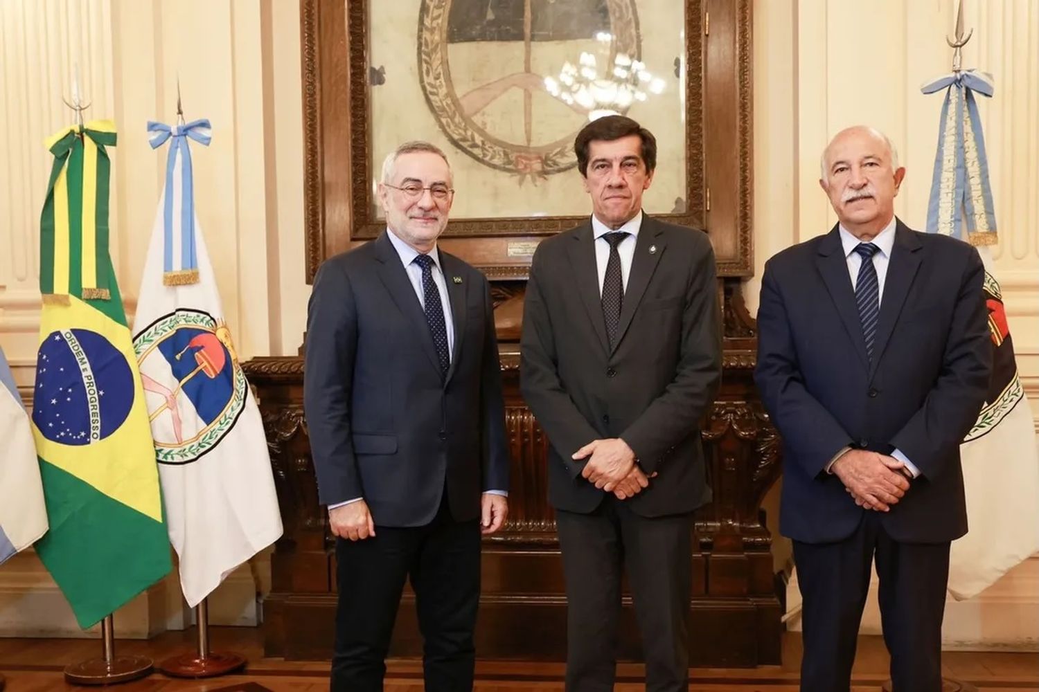 En su primera visita oficial a Jujuy, el embajador brasileño en la Argentina, Julio Glinternick Bitelli, fue recibido por el gobernador de la Provincia, Carlos Sadir, y el vicepresidente 1ro de la Legislatura, Mario Fiad.