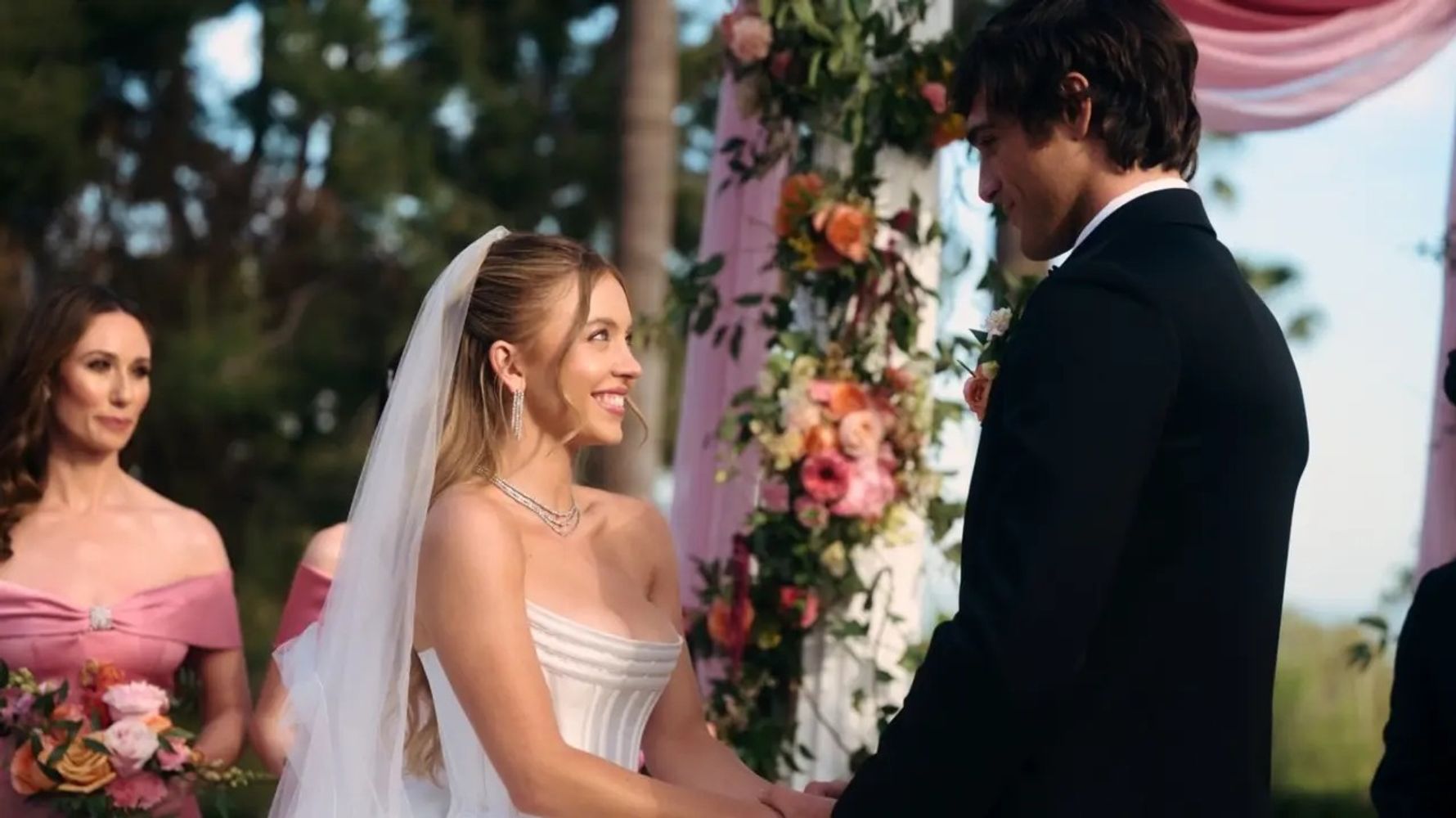 Bajo un arco de flores de lujo, Maddy y Nate sellaron una unión marcada por la hipocresía y el desprecio.