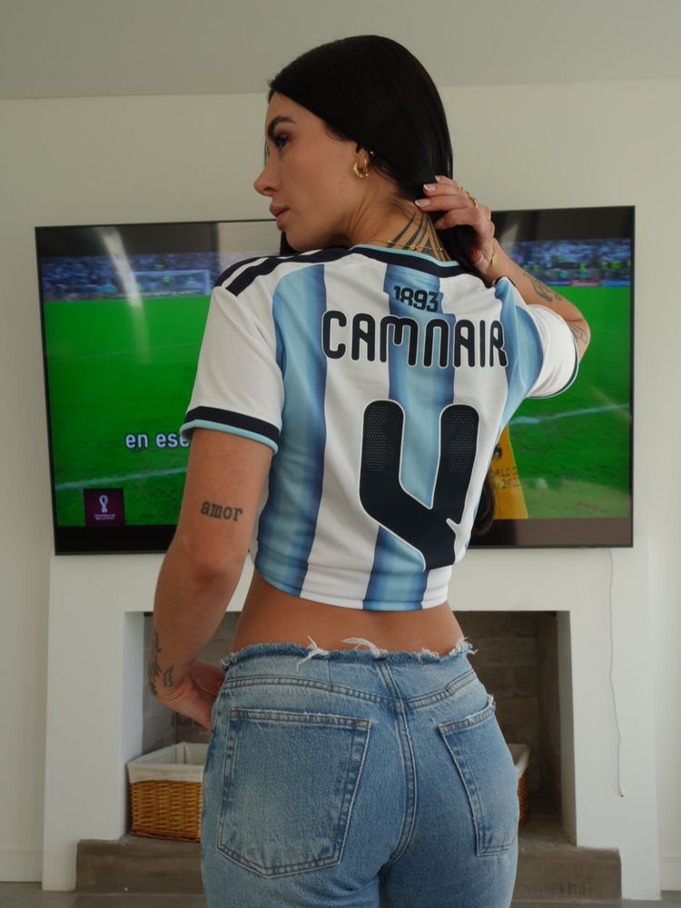 Cam Nair ya palpita la previa del mundial y eligió la camiseta de la Selección Argentina para alentar al equipo