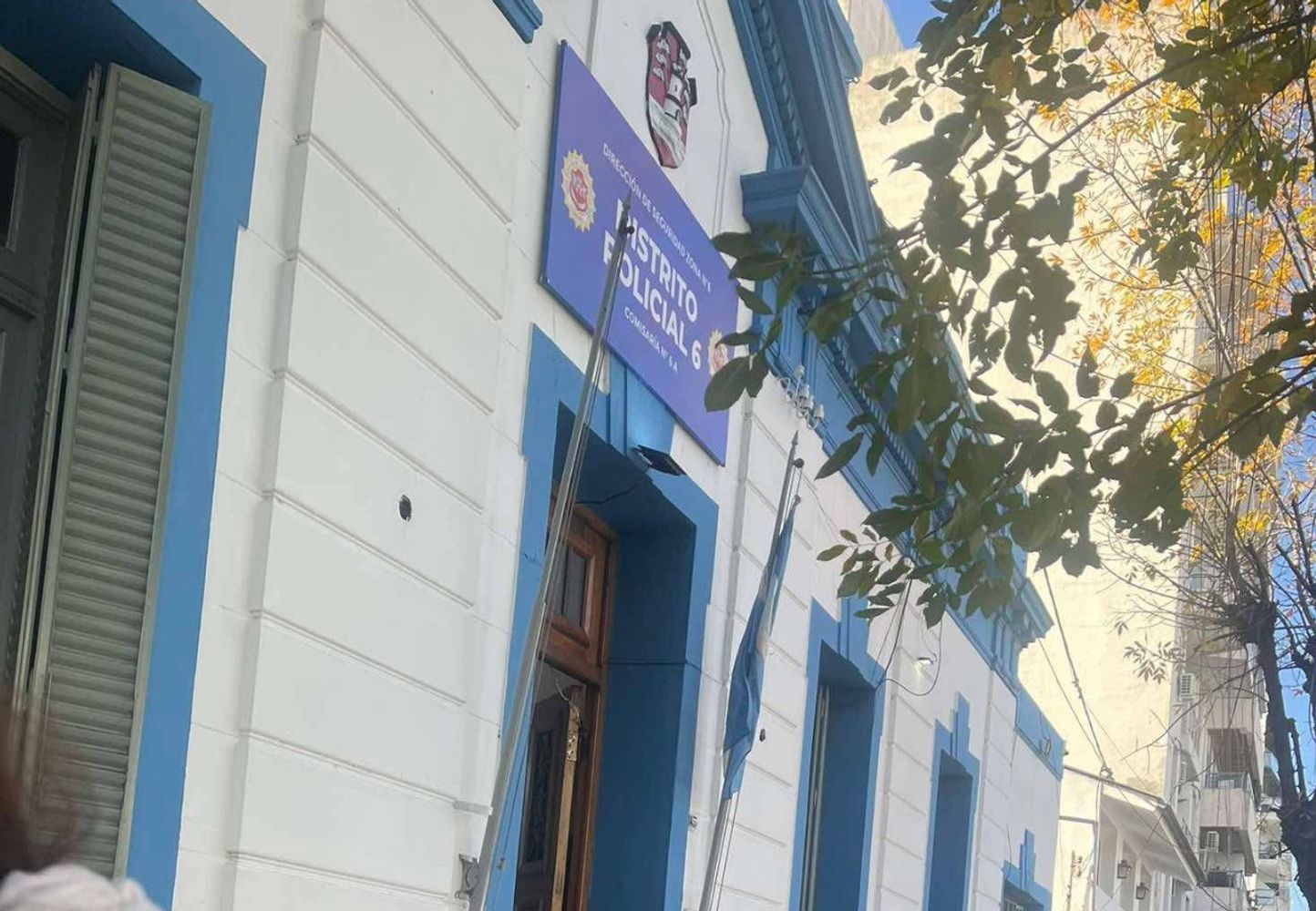 Un joven de 19 años lucha por su vida tras ser detenido por error.