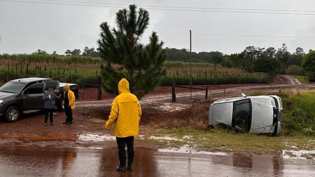 Despiste y vuelco en Pozo Azul: una mujer fue hospitalizada.