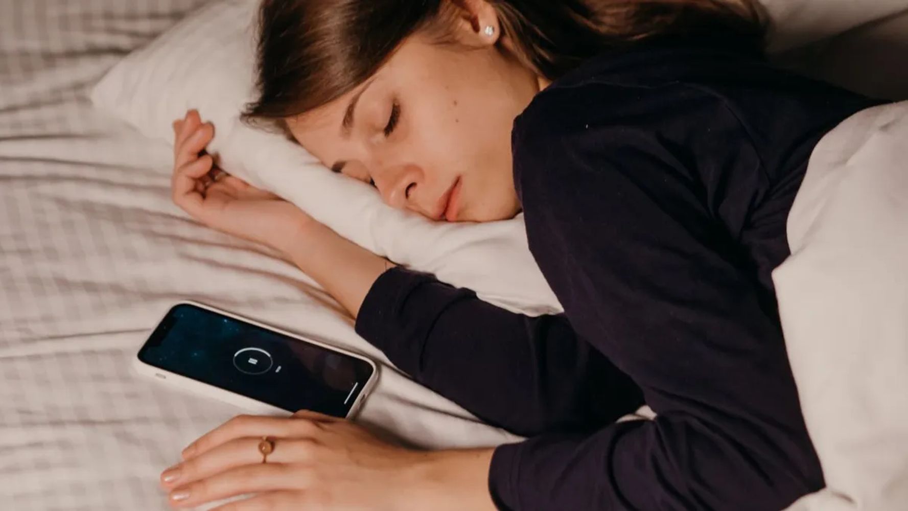 Qué dice la psicología sobre dormir con el celular al lado