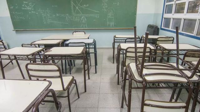 Un exdirector y un exempleado de un reconocido colegio fueron elevados a juicio por hostigamiento.