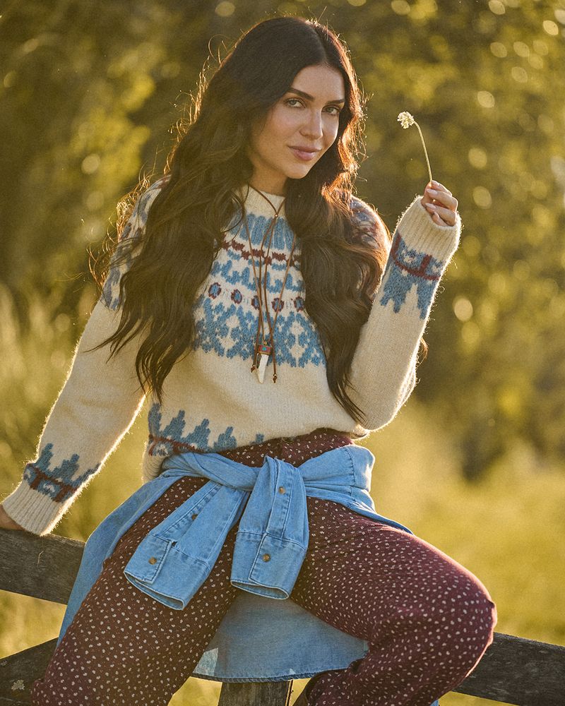Zaira Nara marcó tendencia con un sweater de lana y lo combinó con el pantalón viral de la temporada
