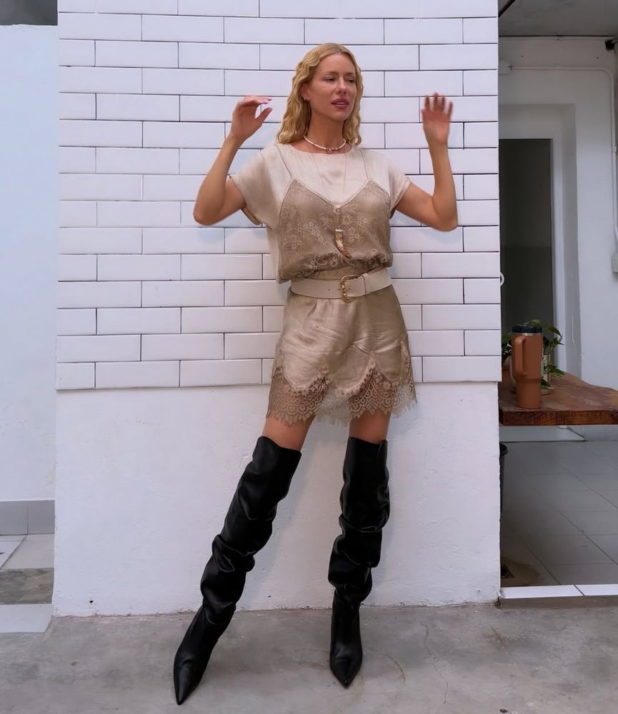 Nicole Neumann se sumó a la tendencia del vestido lencero viral de la temporada y lo combinó con unas botas 