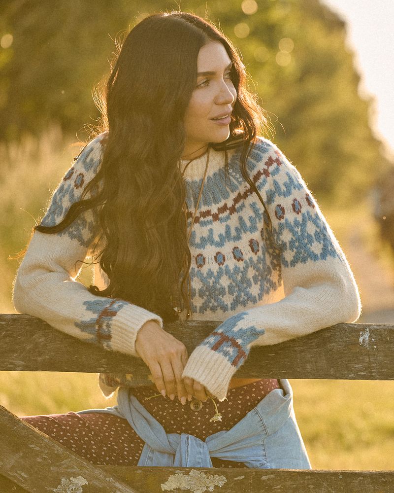Zaira Nara marcó tendencia con un sweater de lana y lo combinó con el pantalón viral de la temporada
